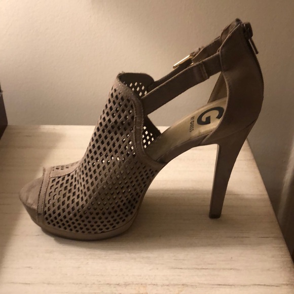 G by GUESS tan pump - Picture 3 of 4